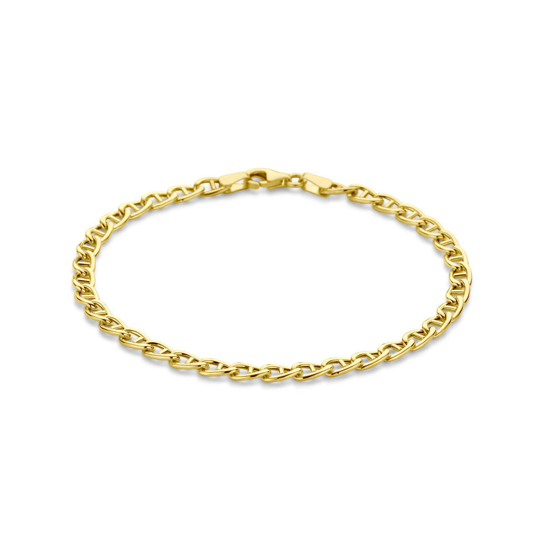 Een tijdloze Van der Kooij Collectie armband van 14K geelgoud, 4,0 mm breed en 19 cm lang, met ovale ankerketting en karabijnsluiting, elegante presentatie op een witte achtergrond.