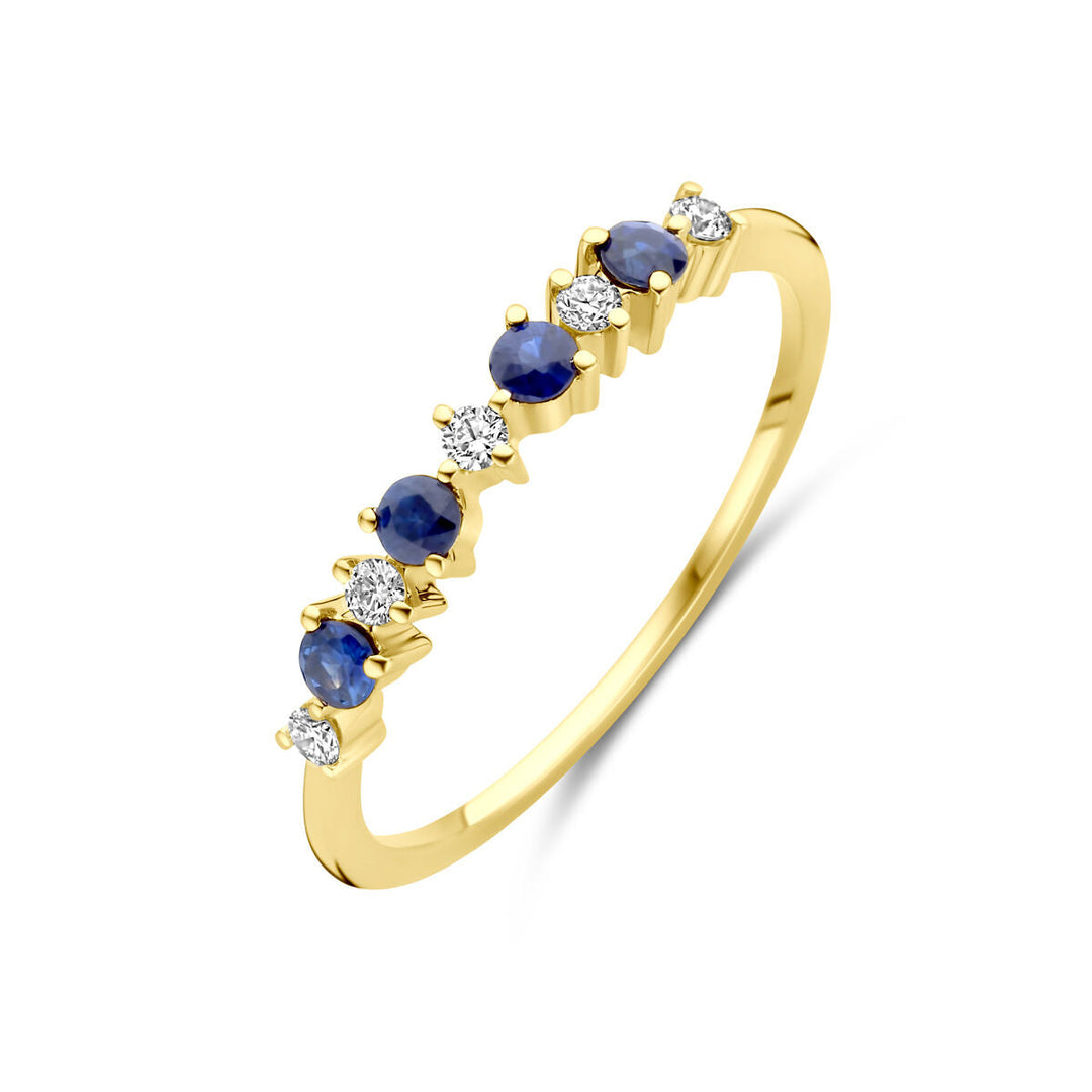 De Van der Kooij Collectie ring blauw saffier en diamant 0.08ct h si 14K geelgoud heeft afwisselend ronde blauwe saffieren en witte diamanten op een rij op een slanke geelgouden band, afgebeeld op een witte achtergrond.