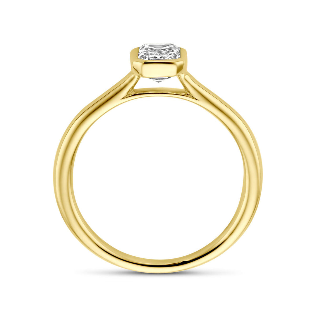 Een Van der Kooij Collectie 14K geelgouden ring met een lab grown diamant van 1.0ct H SI in een verhoogde, minimalistische bezel zetting, zijaanzicht tegen een witte achtergrond.
