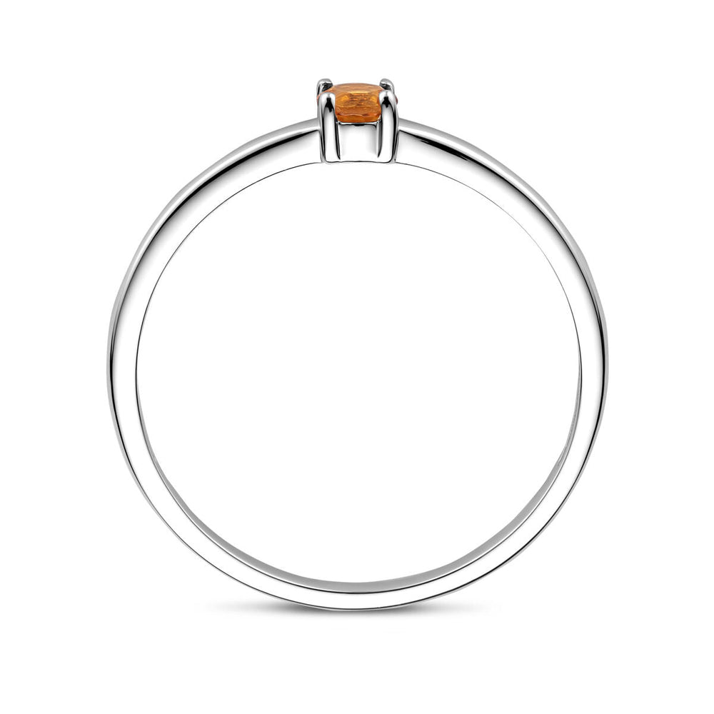 Een dunne gerhodineerde zilveren ring met november geboortesteen citrien in een eenvoudige vierpoots zetting, gefotografeerd tegen een witte achtergrond. Een elegant ontwerp van Van der Kooij Collectie.