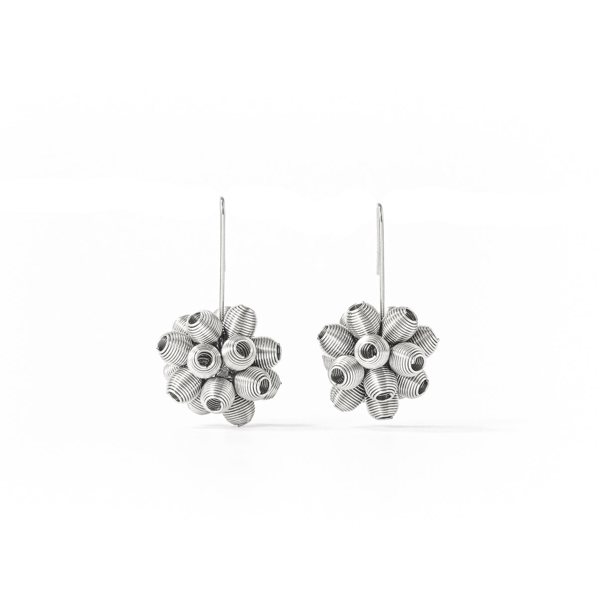 Ohrhänger aus Silber in Blumenform mit mehreren kleinen Blütenblättern und Öffnungen