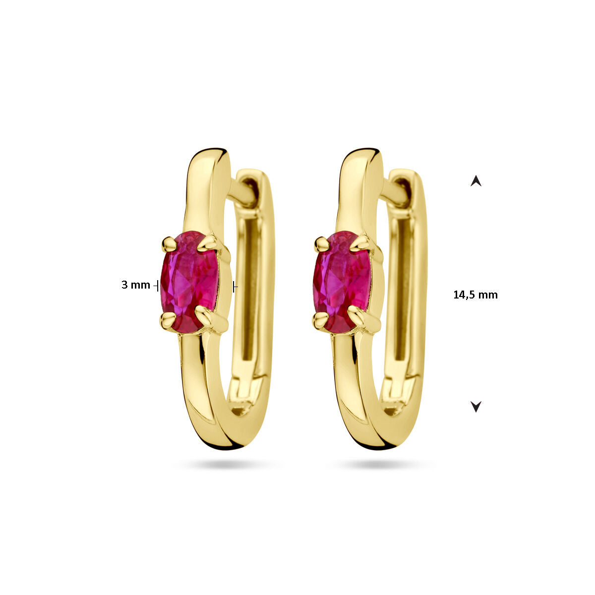 Een paar Van der Kooij Collectie klapoorringen met rood zirkonia, gemaakt van 1 micron geelzilver, 14,5 mm lang en voorzien van 3 mm rode zirkonia's voor een subtiele, elegante toets.