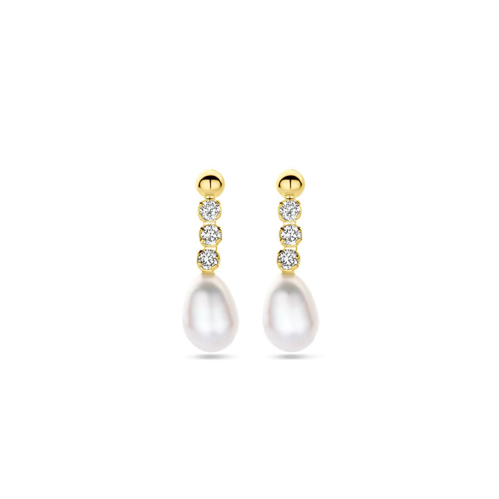 De Van der Kooij Collectie oorhangers zirkonia en parel 19 mm in 14K geelgoud hebben een gouden stud, drie ronde zirkonia en een druppelvormige witte zoetwaterparel, gepresenteerd tegen een effen witte achtergrond.