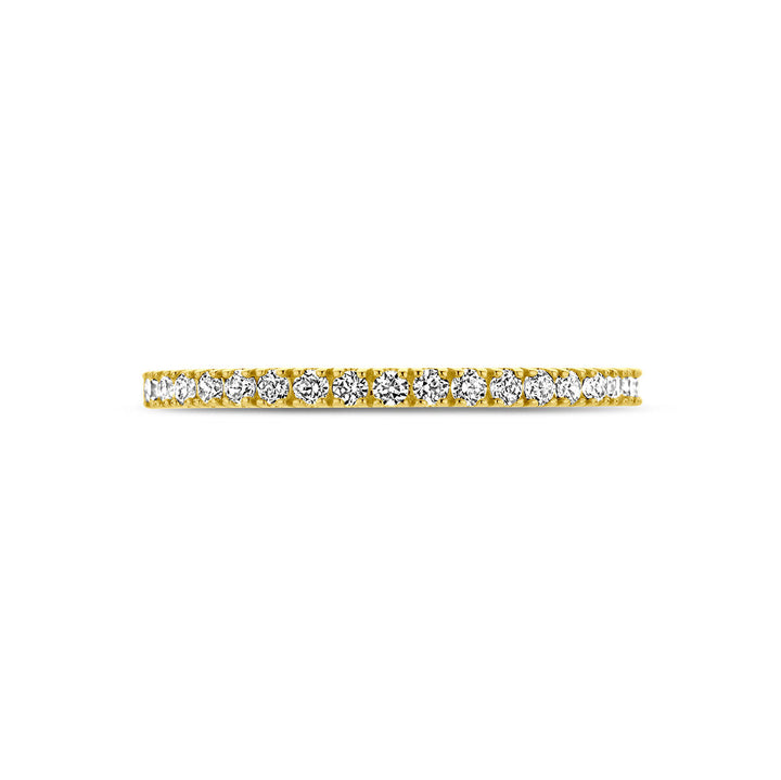 De ring met geboortesteen zirkonia april van Van der Kooij Collectie is een elegante 14K geelgouden ring met een rij fonkelende, ronde witte zirkonia’s rondom de band.
