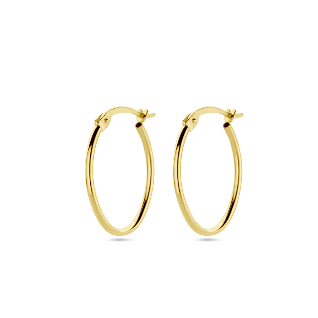 Een paar eenvoudige, glanzende Van der Kooij Collectie oorringen 1,6 mm ronde buis in 14K geelgoud met een gladde afwerking en klinksluiting, afgebeeld op een witte achtergrond.