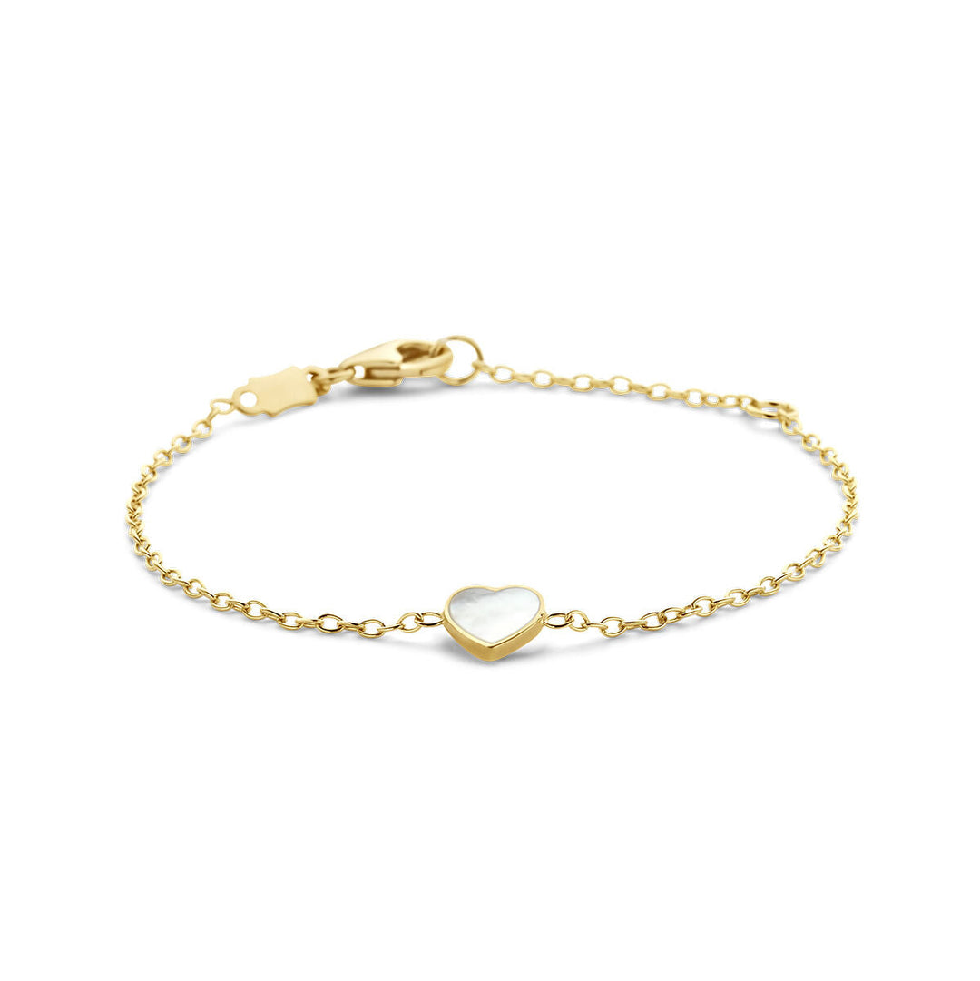 De Van der Kooij Collectie Baby armband goud hart parelmoer 14K heeft een fijne gouden ketting met een hartvormige bedel ingelegd met parelmoer, tegen een witte achtergrond.