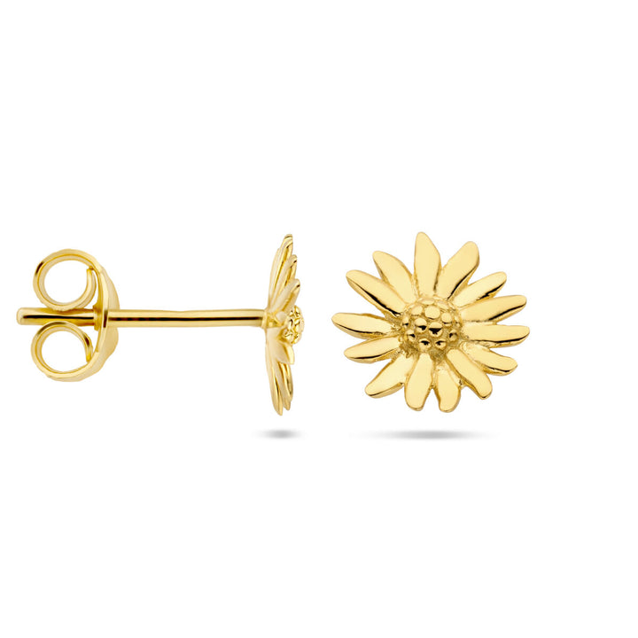 Van der Kooij Collectie oorknoppen madeliefje 1 micron zilver verguld (geel): bloemvormige oorbellen met gedetailleerde blaadjes en een bewerkte kern, getoond van voren en van opzij op een witte achtergrond.