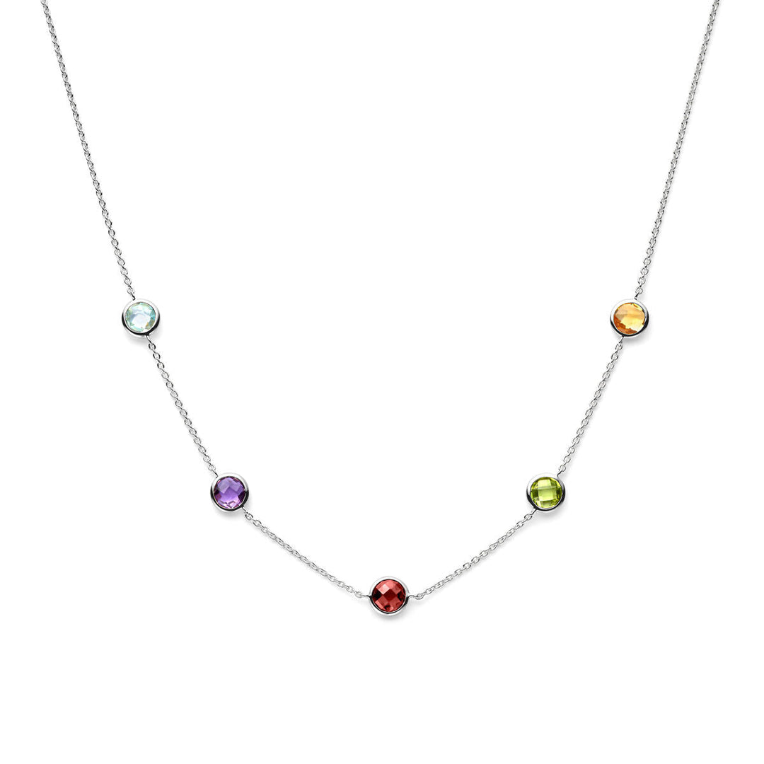 De Van der Kooij Collectie Zilveren ketting dames kleurstenen gerhodineerd heeft vijf gekleurde edelstenen-blauw, paars, rood, groen, geel-gelijkmatig gezet langs een gerhodineerd zilveren ketting en getoond op een effen witte achtergrond.
