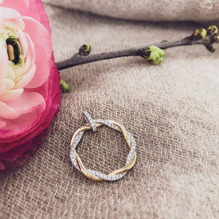 Zweifarbiger Goldanhänger mit gedrehter Spur und Diamant
