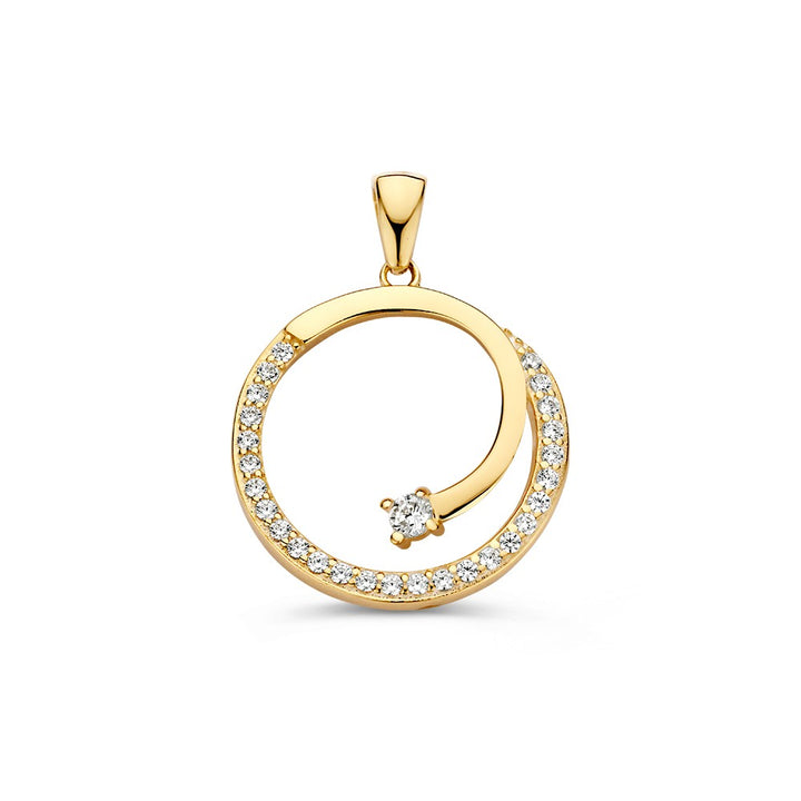De Speelse Ronde Geelgouden Hanger met Zirkonia's van Excellent Jewelry straalt verfijnde glans uit met een cirkelvormig spiraalontwerp, bezet met zirkonia's en een centrale steen, prachtig gepresenteerd tegen een witte achtergrond.