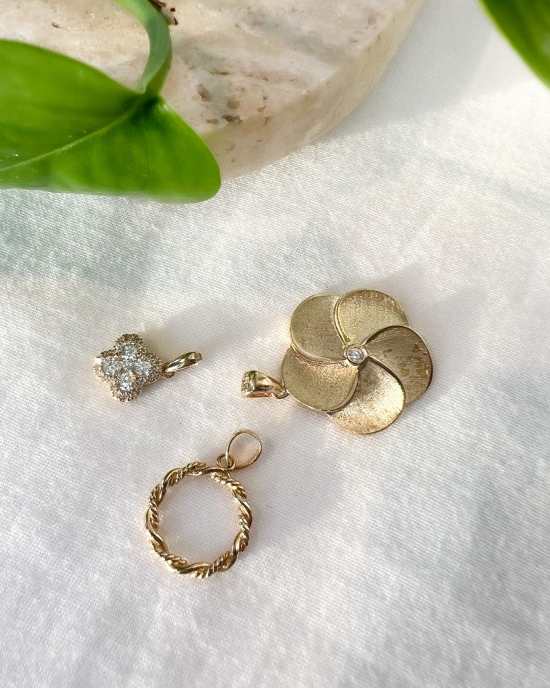 Eleganter goldener Blumenanhänger mit Zirkonia – Zeitlos und Subtil