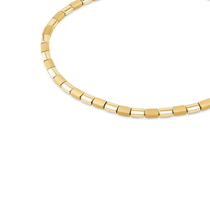 Een close-up van de Boccia Titanium Collier gp 0812-11 van Boccia, met goudkleurige rechthoekige, tegelachtige schakels in een doorlopend patroon op een witte achtergrond, waardoor het elegante ontwerp wordt benadrukt.