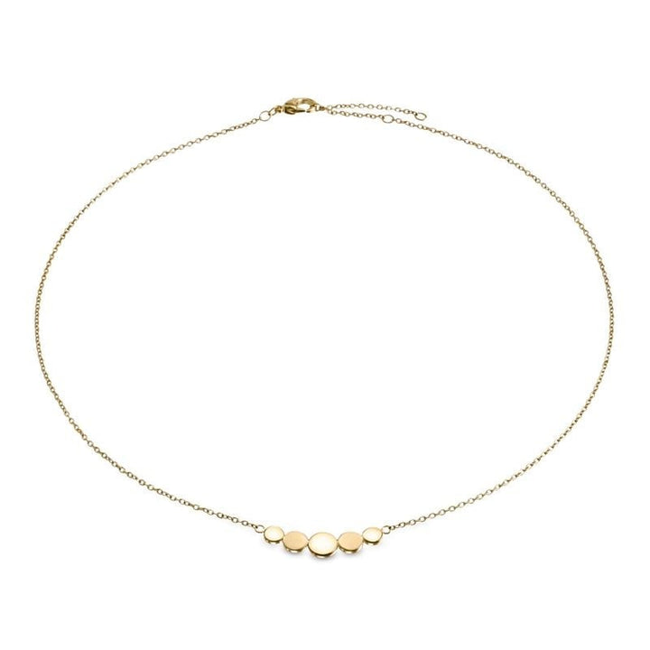 De Boccia Titanium Figura Collier gp 08031-02 bestaat uit vijf kleine ronde gouden schijfjes die als een glanzend middelpunt zijn gegroepeerd aan een delicate ketting, afgewerkt met een karabijnsluiting.