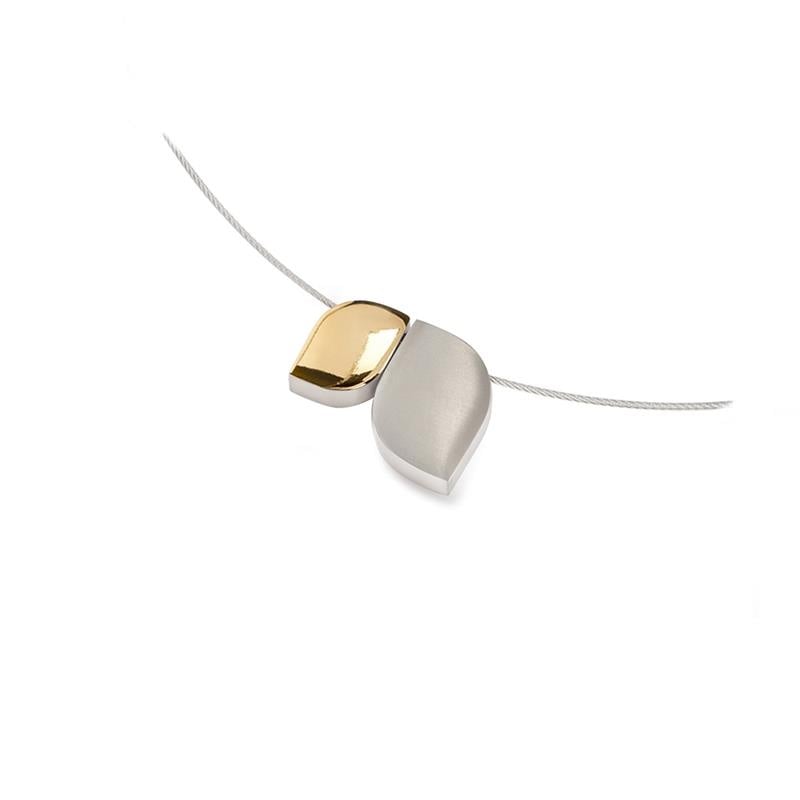Bicolor Anhänger aus Titan mit einer goldenen und einer silbernen, geschwungenen Form