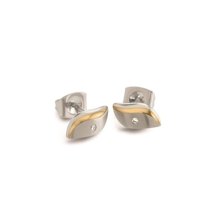 Een paar Boccia Titanium Oorst. Bicolor dia 2/0.01 - 05044-04 oorbellen met een gebogen ontwerp en een kleine ronde diamant in het midden, afgebeeld op een witte achtergrond. Merk: Boccia.
