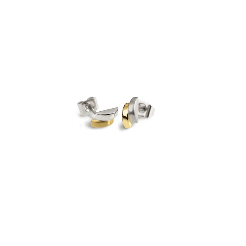 Bicolor Ohrstecker aus Titan mit silberner und goldener Oberfläche in geschwungener Form