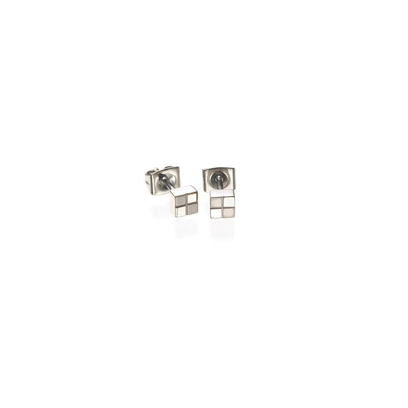 De Boccia Titanium Oorstekers 0518-01 zijn zilverkleurige oorbellen met een geometrisch rasterpatroon van kleinere vierkanten. Deze oorbellen zijn gemaakt door Boccia, hebben een glanzende metallic afwerking en worden gepresenteerd op een ongerepte witte achtergrond.