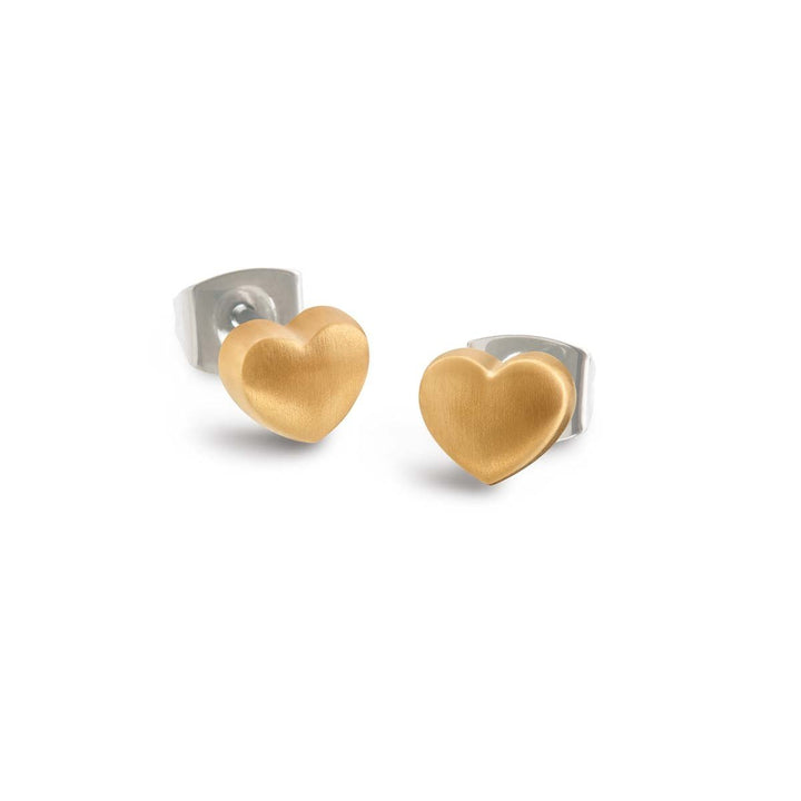 Een paar Boccia Titanium Oorstekers gp 05056-02 van Boccia, hartvormig met een matte gouden voorkant en titanium zilveren pootjes en achterkanten, afgebeeld tegen een witte achtergrond.