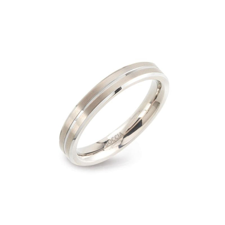 De Boccia Titanium Ring 0148-01 heeft een strakke, zilverkleurige band met een dun design en een enkele smalle groef, die de minimalistische stijl van Boccia weerspiegelt. Afgebeeld met een gepolijste afwerking tegen een witte achtergrond.