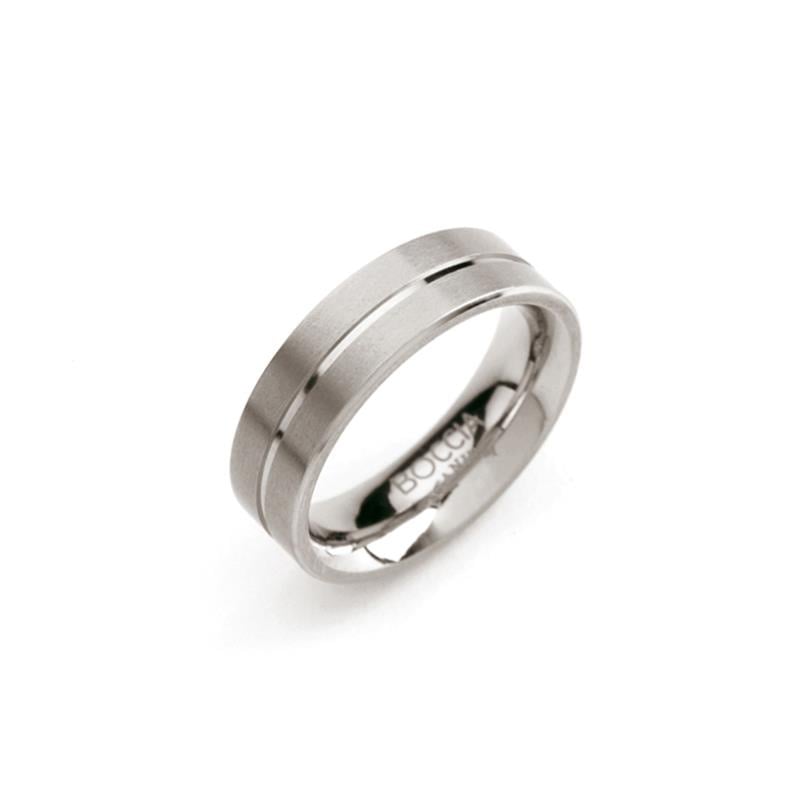 De Boccia Titanium Ring 0101-07 heeft een eenvoudige, geborstelde zilveren afwerking met een dunne, gepolijste groef in het midden. De glanzende binnenkant is gegraveerd – een ideaal cadeau van Boccia.