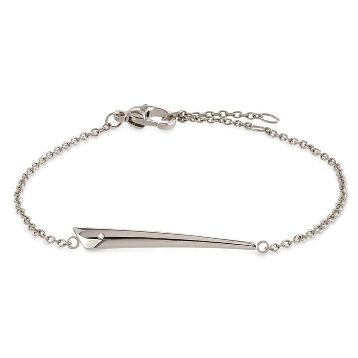 De Boccia Titanium Armband dia 1/0.005 - 03038-03 heeft een slanke, taps toelopende staaf met een minimalistisch ontwerp, een diamanten accent en een veilige karabijnsluiting.
