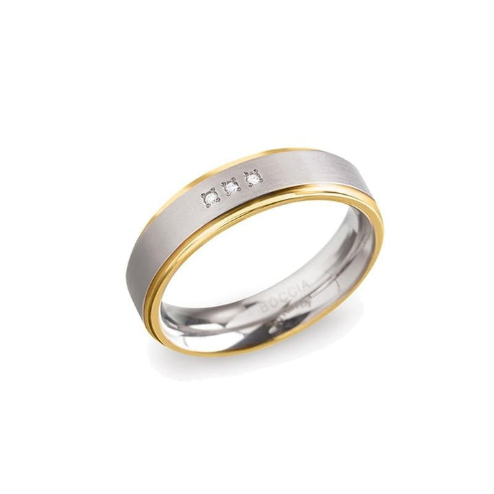 De Boccia Titanium Ring Bicolor dia 3/0.015 - 0134-04 heeft een geborsteld zilveren middenstuk en gepolijste gouden randen met drie kleine ingebedde diamanten en subtiel gegraveerd "Boccia" aan de binnenkant.