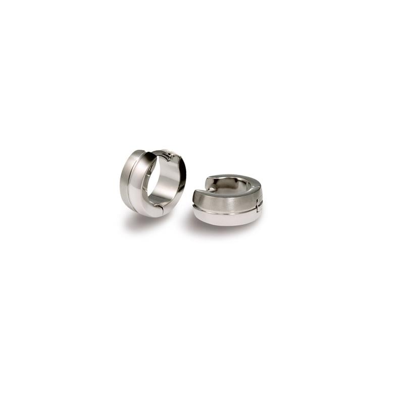 Een paar Boccia Titanium Oorringen 0505-05 van Boccia met een grof, glad ontwerp, afgebeeld op een effen witte achtergrond: één oorbel rechtop, de andere plat liggend.