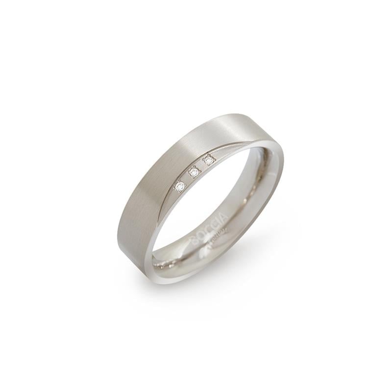 Titanring mit mattem Finish und drei kleinen, eingefassten Diamanten