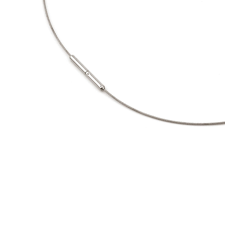 Een dunne zilveren titanium sleutelhanger met een schroefconnector, ideaal voor het vastzetten van sleutels of kleine spullen. De licht gebogen kabel die doet denken aan de Boccia Titanium Lengte Collier staal 0802-01 is geplaatst op een effen witte achtergrond.