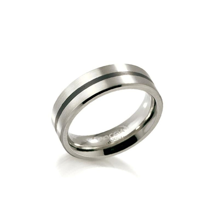 De Boccia Titanium Ring 0101-14 heeft een strakke, zilverkleurige afwerking met een dunne, zwarte emaille streep op een effen witte achtergrond.