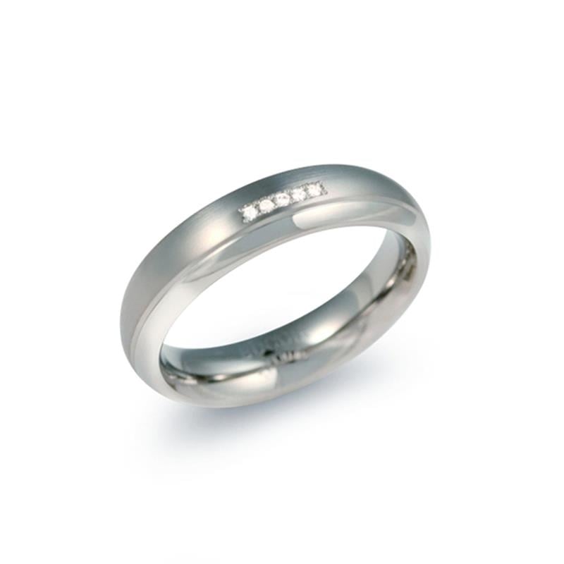 De Boccia Titanium Ring dia 5/0.025 - 0130-09 van Boccia is een zilveren damesring met een gladde, gepolijste afwerking, voorzien van drie kleine ronde diamanten gezet in het oppervlak en afgebeeld tegen een effen witte achtergrond.