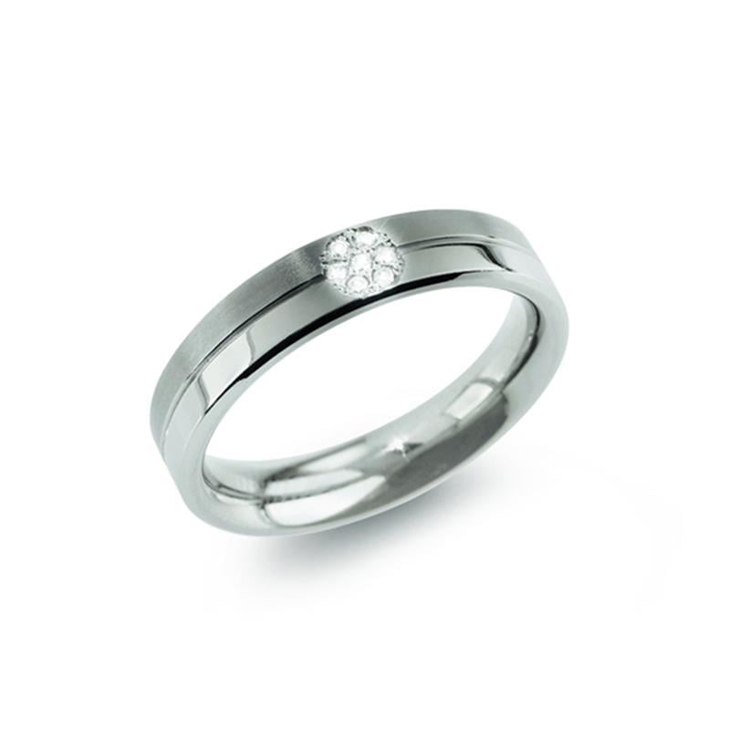 Titanring mit glänzender Oberfläche und einem kleinen, weißen Edelstein in der Mitte