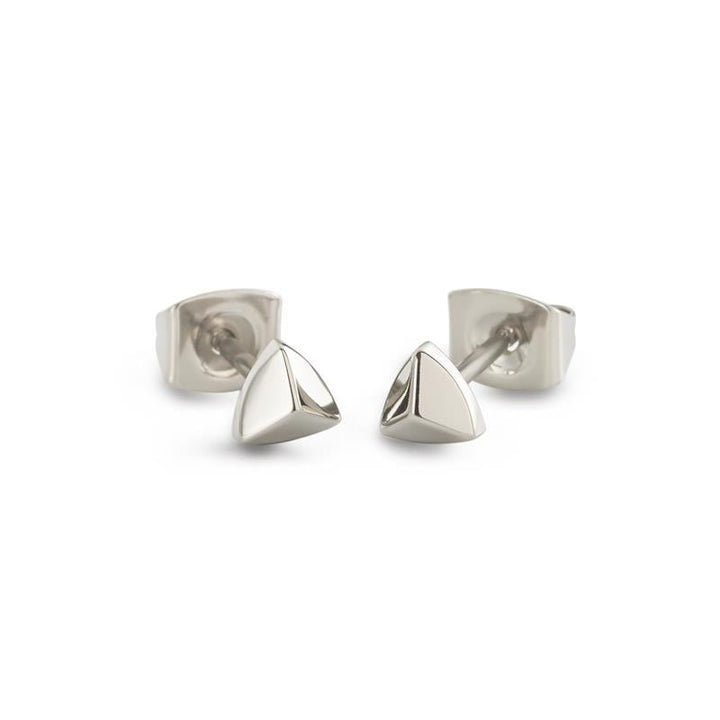 Een paar zilverkleurige titanium piramideoorbellen met vlindersluiting, afgebeeld op een witte achtergrond. Vakkundig vervaardigde Boccia Titanium Oorstekers 05015-01 van Boccia.