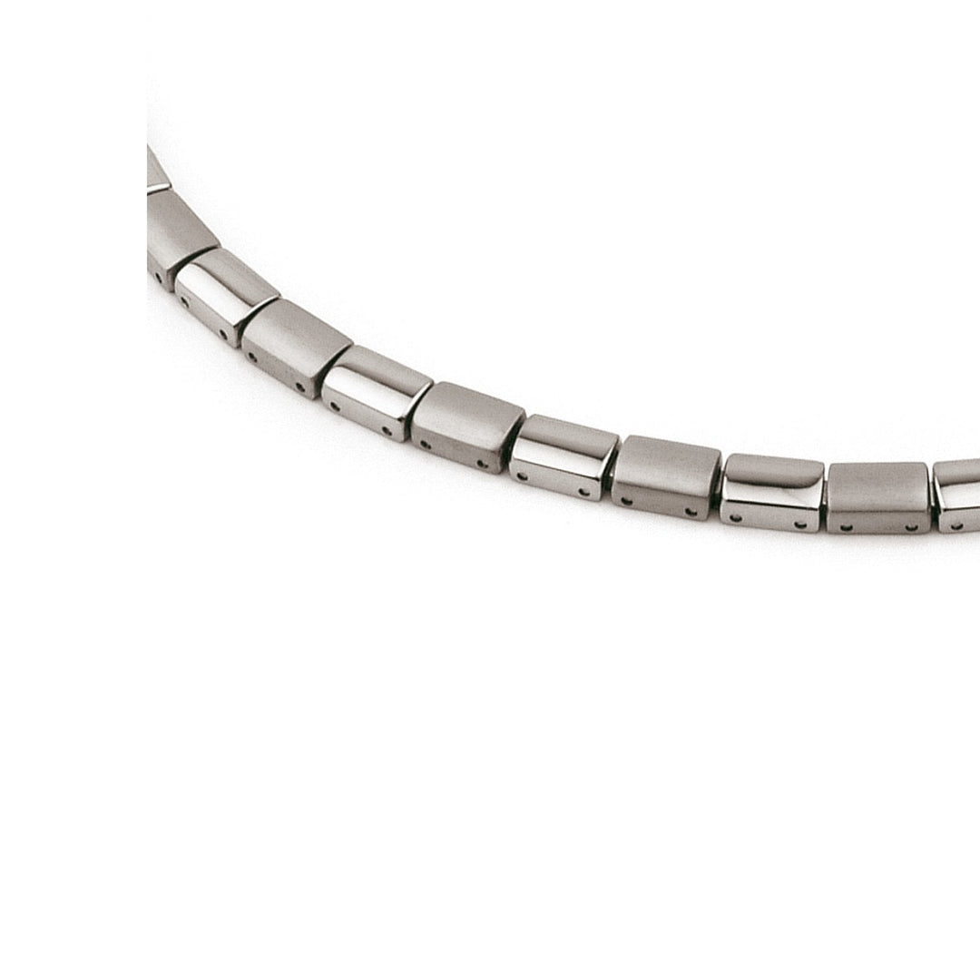 Gedeeltelijk beeld van de Boccia Titanium Collier 0812-01 met rechthoekige schakels, elegant gebogen op een witte achtergrond. De gepolijste afwerking accentueert de moderne elegantie en tijdloze stijl van dit Boccia collier.