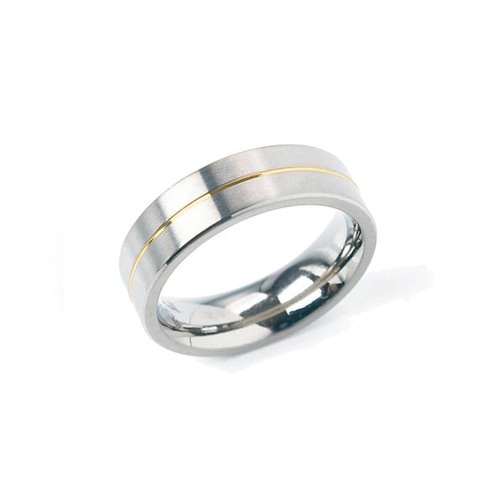 De Boccia Titanium Ring Bicolor 0101-21 van Boccia heeft een matte zilveren afwerking met een dunne gouden streep rondom het midden, die elegant wordt gepresenteerd op een witte achtergrond.