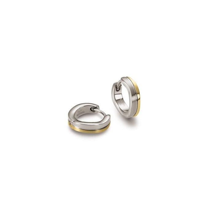 De Boccia Titanium Oorringen Bicolor 0563-02 zijn kleine, tweekleurige oorbellen met een zilveren basis en een goudkleurige middenstreep, afgebeeld op een effen witte achtergrond.