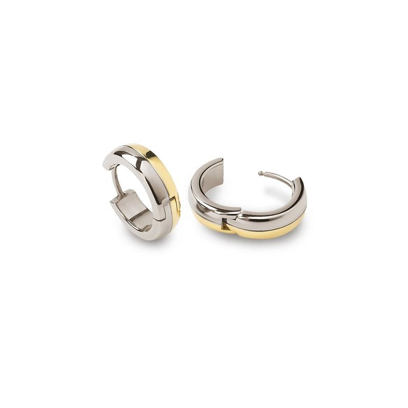 De Boccia Titanium Oorringen Bicolor 0539-07 zijn kleine, strakke tweekleurige oorbellen met gepolijste zilveren en gouden bandjes van Boccia, afgebeeld op een witte achtergrond.