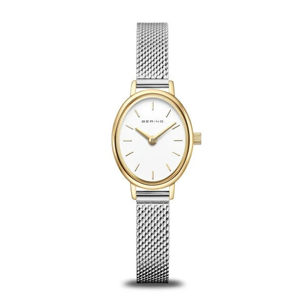 Uhr mit ovalem Gehäuse, weißem Zifferblatt und goldfarbener Lünette, mit silbernem Mesh-Armband