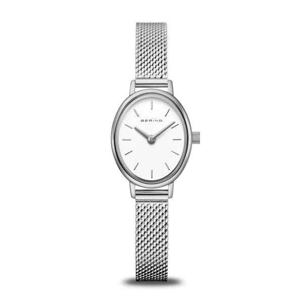 Uhr mit ovalem Gehäuse, silbernem Mesh-Armband und weißem Zifferblatt