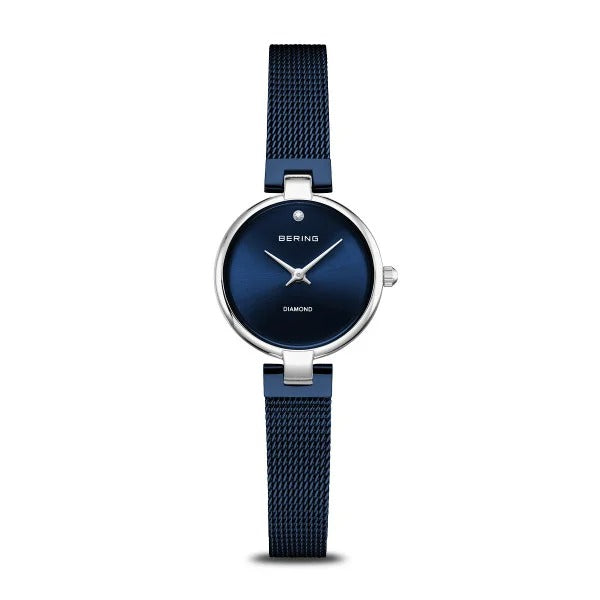 Uhr mit blauem Zifferblatt und silbernem Mesh-Armband