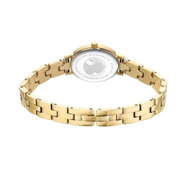 Het Bering 11020-734 dameshorloge, gezien van de achterkant, heeft een goudkleurige metalen schakelband en ronde kastdeksel met gegraveerde tekst en leeuwembleem. Dit elegante quartz uurwerk straalt stijl en klasse uit.