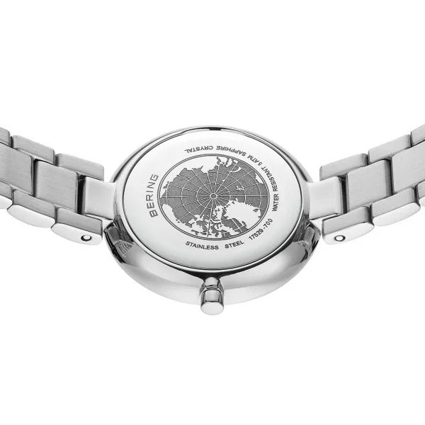 De Bering 17529-700 dameshorloge heeft een roestvrijstalen achterkant met een Arctische kaartgravure, waterbestendigheid en materiaaldetails, plus duurzaam saffierglas en een nauwkeurig quartz uurwerk.