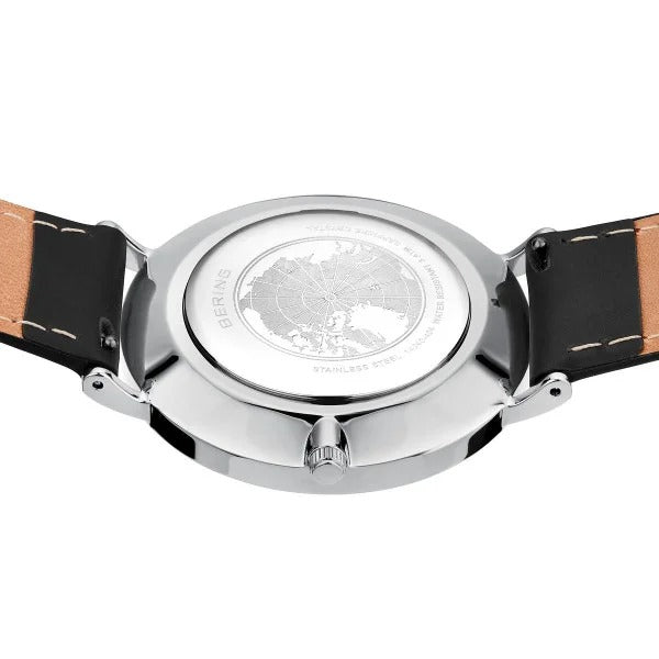 Close-up van de achterkant van de Bering 14040-404 herenhorloge, met een roestvrijstalen kast, zwarte en bruine leren banden, quartz uurwerk en een gegraveerde wereldkaart op de achterkant van de kast.