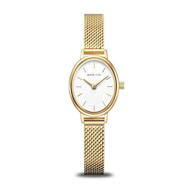 Het Bering dameshorloge 11020-334 heeft een goudkleurige meshband, witte ovale wijzerplaat met gouden uurmarkeringen en kwarts uurwerk, stijlvol gepresenteerd tegen een witte achtergrond.