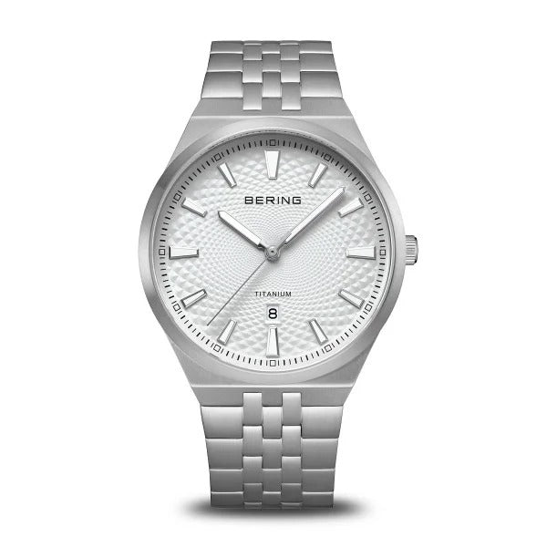 Herrenarmbanduhr aus Titan mit gebürstetem Gehäuse und guillochiertem Zifferblatt in Silber