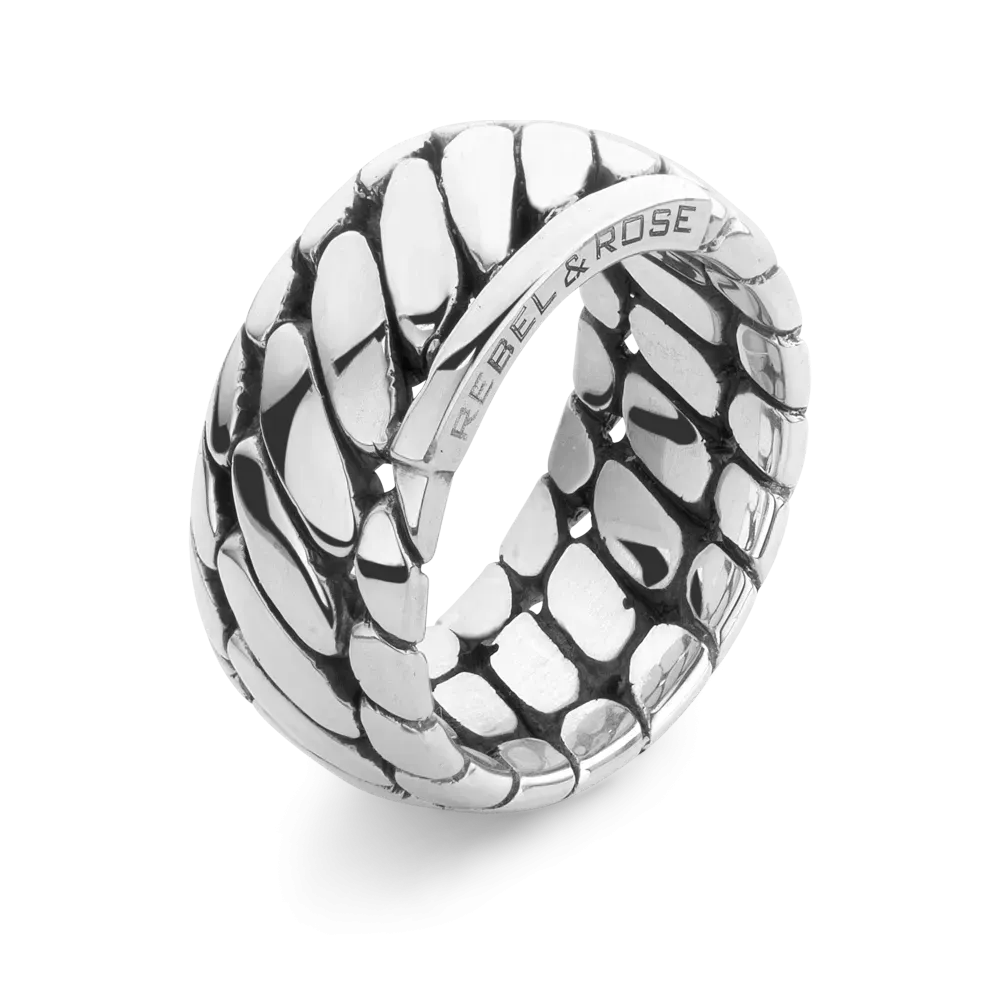 Herrenring aus Silber mit geflochtenem Design und glänzender Oberfläche