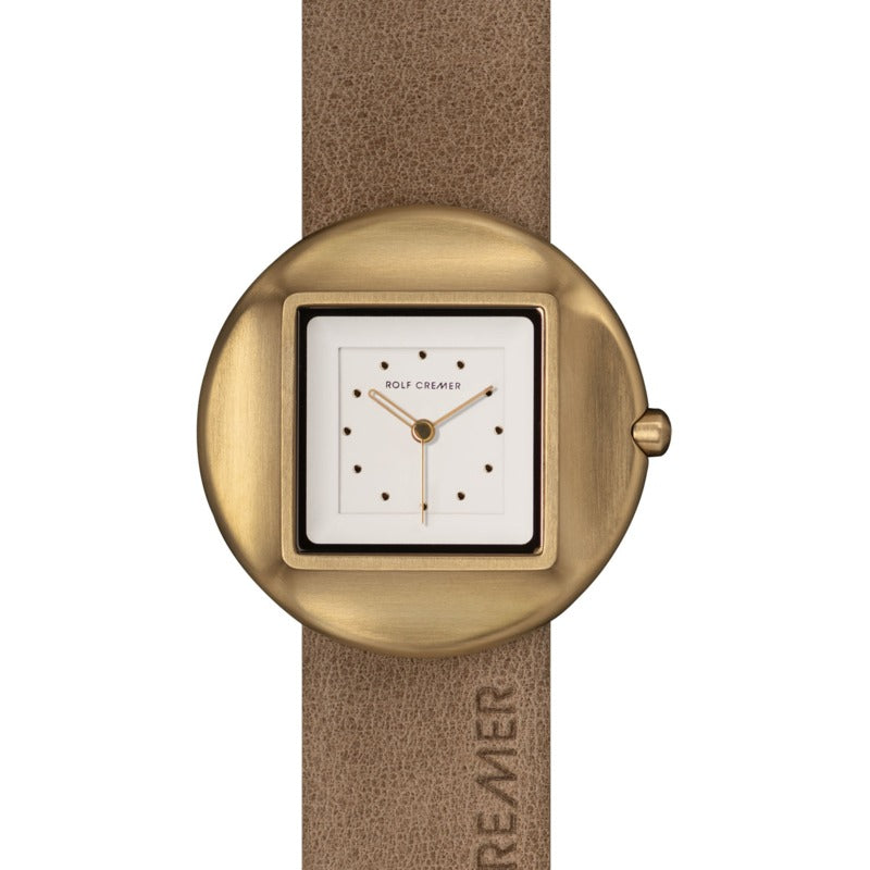 Uhr mit quadratischem, weißem Zifferblatt und goldfarbenem Gehäuse, braunem Lederarmband