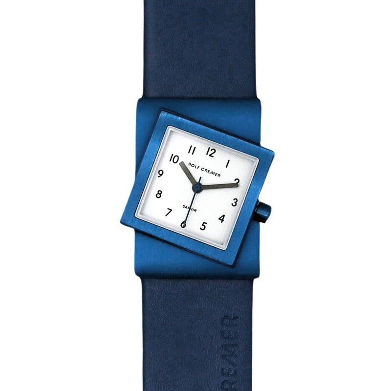 Quarzuhr mit quadratischem Gehäuse in Blau und weißem Zifferblatt, schwarzem Armband