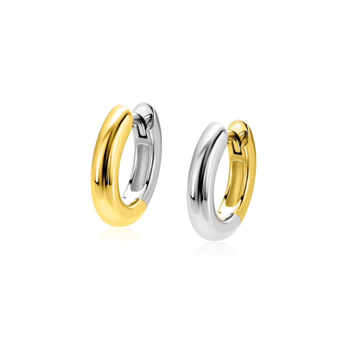 Ohrstecker aus Silber und Gold mit glänzender Oberfläche und geschwungener Form