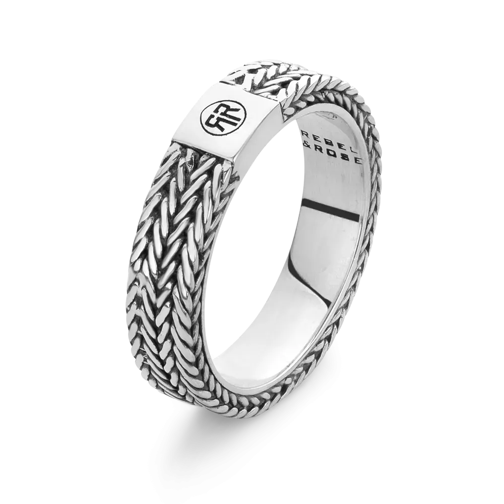 Ring aus Silber mit geflochtenem Design und quadratischem Element in der Mitte